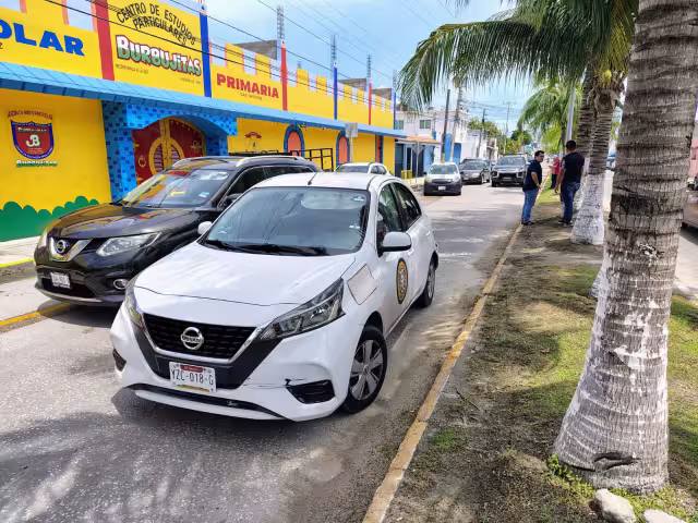 Choque entre camioneta y sedán provoca caos vial en la colonia Justo Sierra.