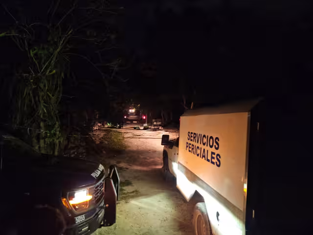 El cuerpo sin vida fue localizado en el piso del taxi, en el área del asiento posterior, con indicios de haber recibido un disparo