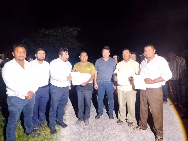 Habitantes muestran el convenio firmado con la paraestatal, que se comprometió a instalar equipo, revisar transformadores y atender la infraestructura eléctrica en un plazo de 90 días