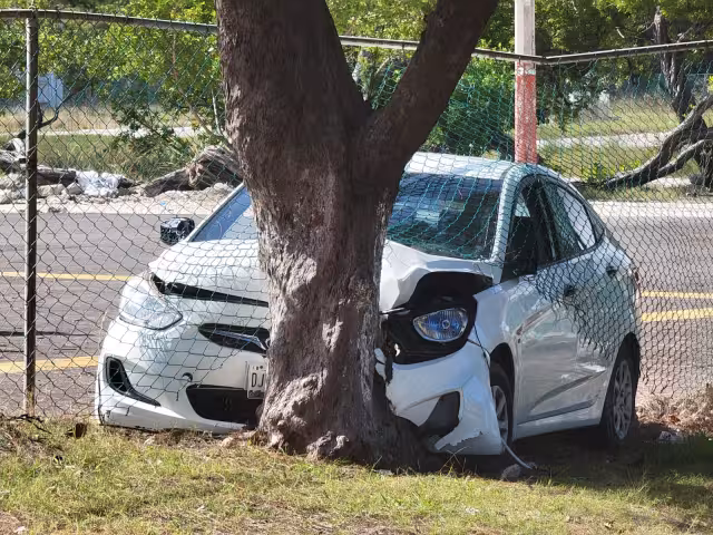 Un vehículo quedó severamente dañado en Playa Norte después de que una joven conductora confundiera el freno con el acelerador