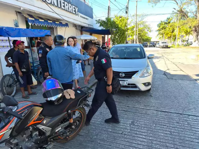La mujer a bordo de la motocicleta fue trasladada a un hospital
