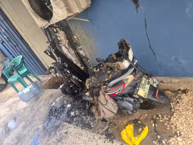 Vecinos del lugar reaccionaron de inmediato y solicitaron el apoyo de los cuerpos de emergencia a través del número 911, reportando el incendio