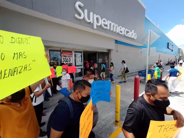 Los manifestantes indicaron que mantendrán su protesta en el Walmart de Cancún hasta las 3:00 de la tarde