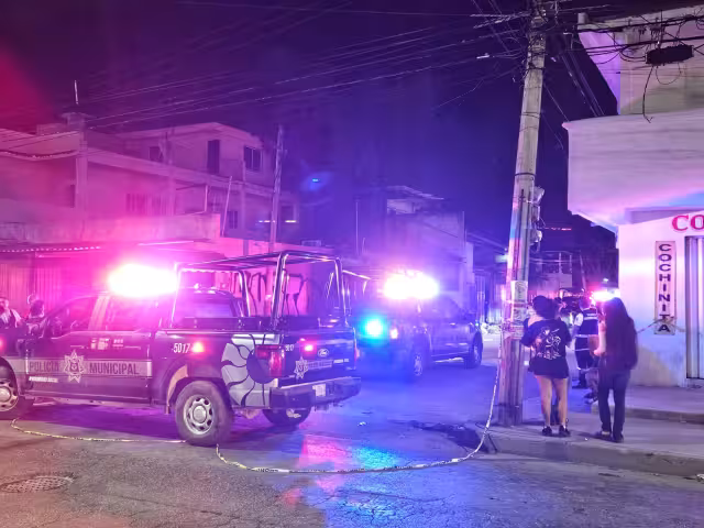 Elementos policiacos llegaron al lugar para resguardar la escena del crimen.