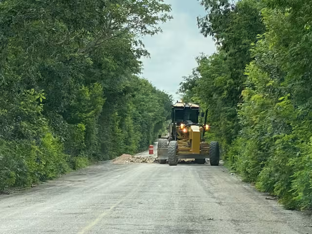 Constructora repara tramo Hopelchén–Dzibalchén, pero no coloca señalamientos viales.