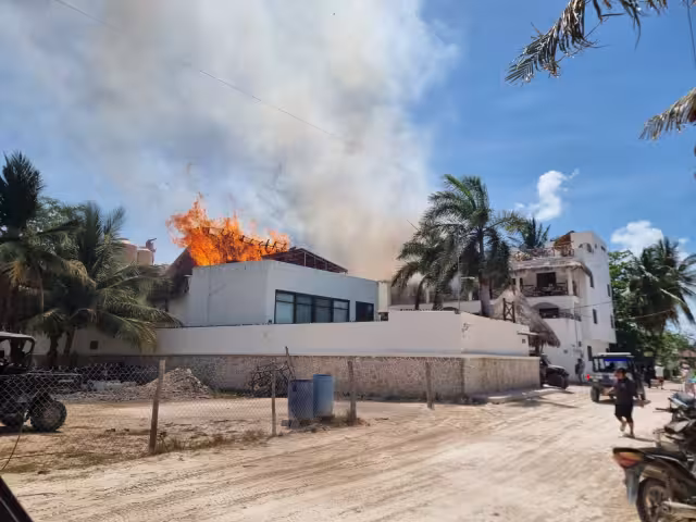 Incendio de grandes proporciones alarma a turistas y habitantes de Holbox