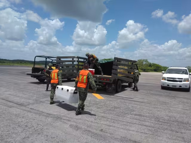 De acuerdo con la Secretaría de la Defensa Nacional (Sedena) llegaron 10 mil Dosis de Vacuna AstraZeneca,