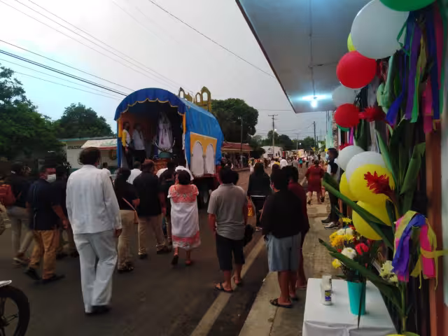 En el centro de la población fue cerrado al tránsito vehicular para llevar acabo la misa en la parroquia