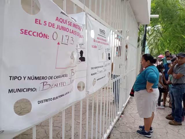 Personas han hecho fila en la colonia Bonfil para ejercer su voto, pero estas continúan cerradas