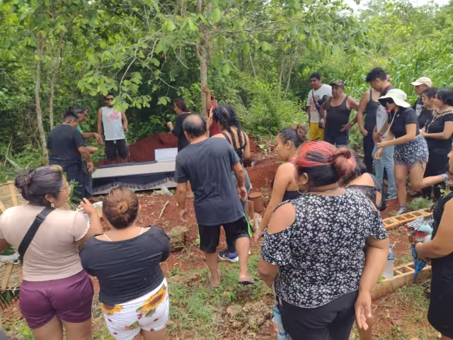 El cuerpo del General Maya, Don Isabel Sulub, que se encontraba en un féretro, color arena y azul