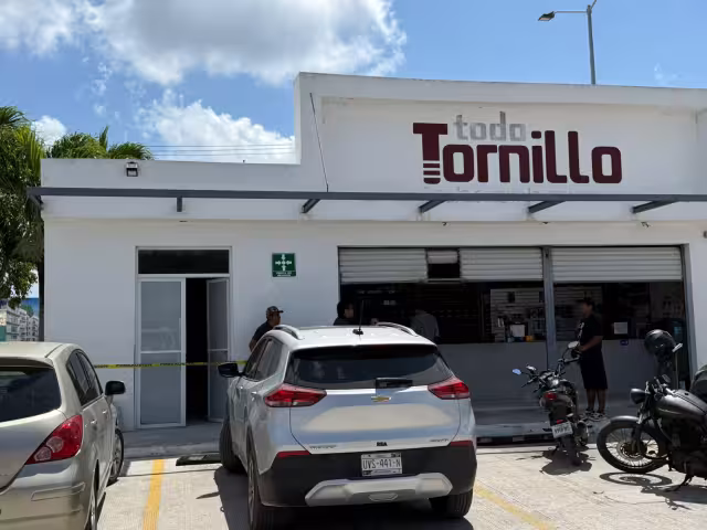 El cuerpo fue retirado del lugar a bordo de una carroza fúnebre