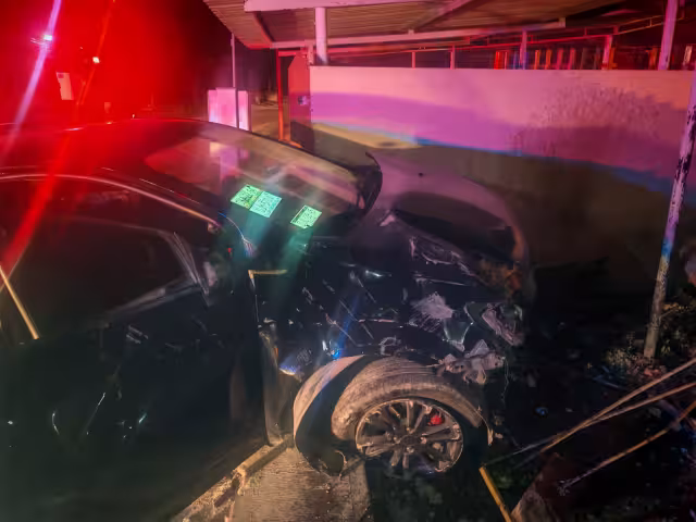 Conductor alcoholizado provoca daños a plantel educativo en Campeche