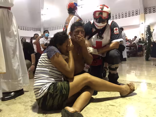 los paramédicos le brindaron los primeros auxilios hasta que poco a poco fue reaccionando