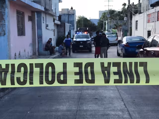 Policías entrevistaron las personas que reportaron el cuerpo hallado en una vivienda, a unos metros de la Ruta 4 de Cancún