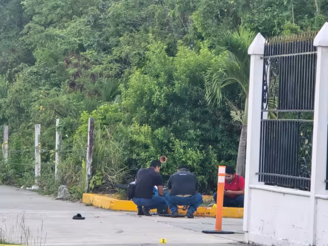 El motociclista perdió la vida de forma instantánea por el fuerte golpe