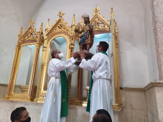 Los santos fueron puestos en los estantes donde serán venerados por los feligreses