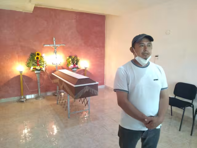 Desde el velorio del joven fallecido por presunta violación por policías yucatecos, el hermano del occiso relata la historia