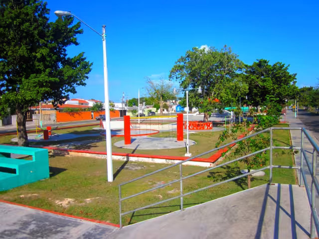 Se le conoce con este nombre debido a un juego que aquí se encuentra, que tiene forma de queso