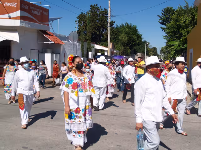 El grupo jaranero de la localidad realizó coreografías de presentación en cada punto de parada