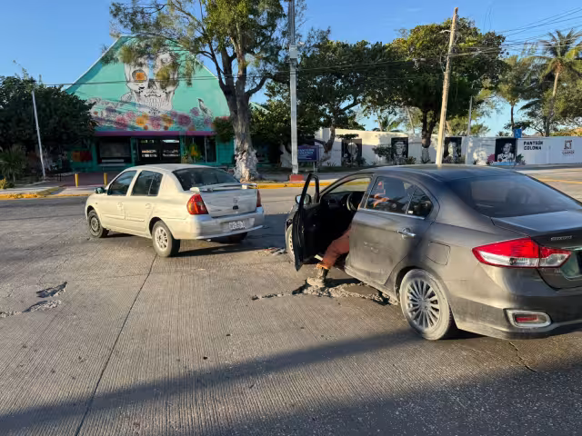 Un percance vial se registró frente al Panteón Nuevo, en la colonia Justo Sierra.