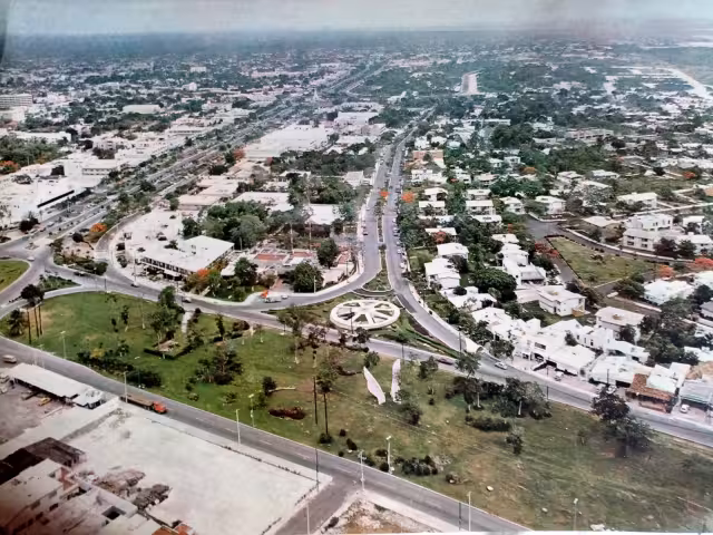 Cancún enfrenta saturación de servicios por crecimiento acelerado.