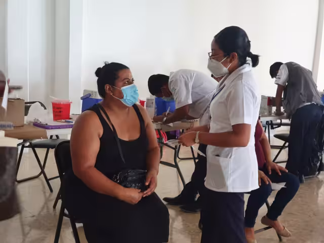 La dosis que se está aplicando a este grupo de edad, es la primera dosis de AstraZeneca