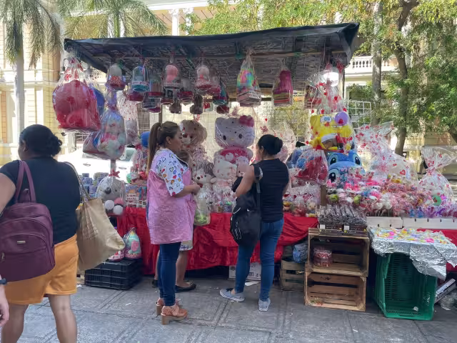 El Centro de Mérida se encuentra lleno de puestos de San Valentín