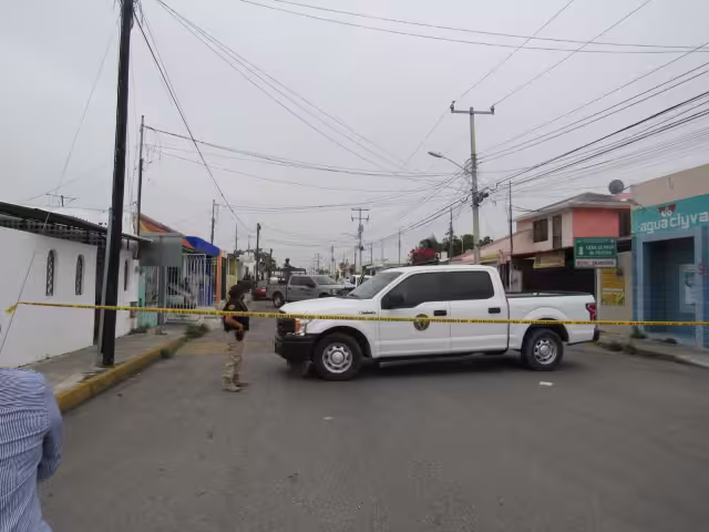 Elementos de la FGR cumplen orden de cateo y aseguran droga, arma, cartuchos y dinero