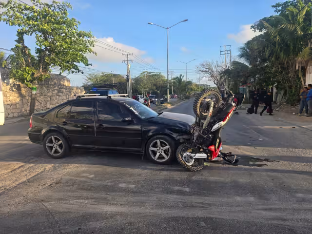 La motocicleta acabó incrustada de forma vertical en el vehículo responsable.