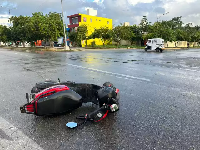El conductor de la Sprinter no respetó el alto obligatorio y embistió al motoneto.