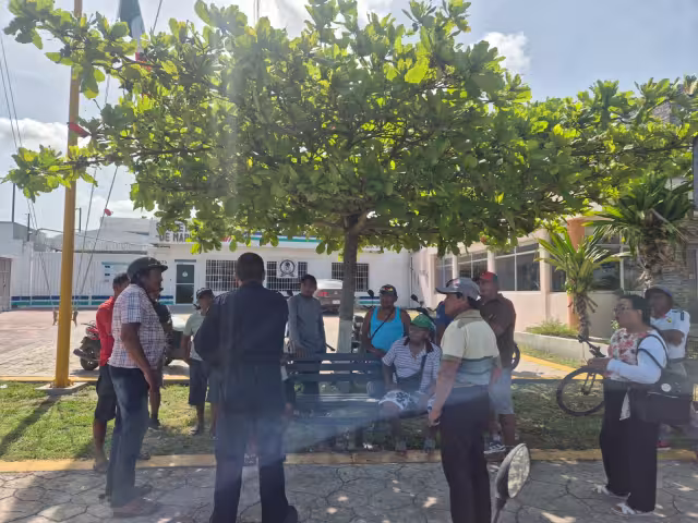 Pescadores de Champotón rechazan nuevos requisitos y acuden a Capitanía; denuncian costos excesivos