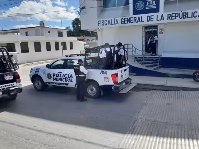 Dos hombres, uno de ellos menor, fueron detenidos por amenazar con arma de fuego a una familia en la colonia Fátima