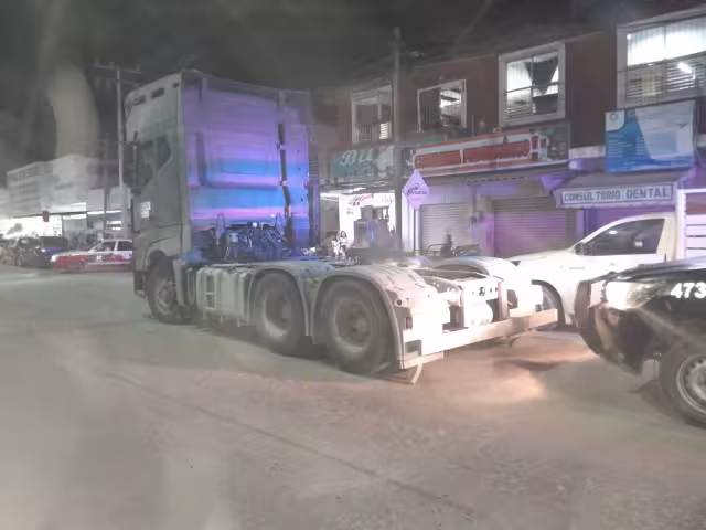 El tráiler fue asegurado cuando lo estacionaron en doble fila