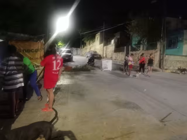 Vecinos de la colonia Ampliación Revolución cerraron las calles en protesta por la falta de energía eléctrica desde el día de ayer.