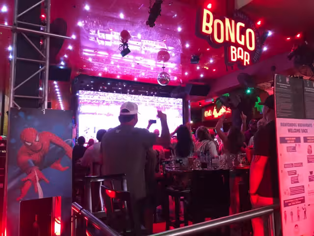 Fans extranjeros celebran en Cancún