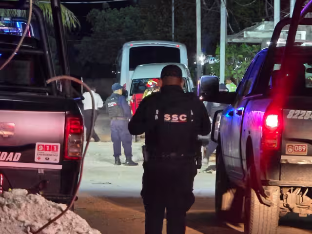 Elementos policiacos llegaron a la escena del crimen y acordonaron el área.