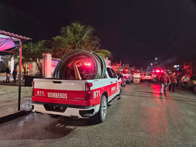 Elementos del Heroico Cuerpo de Bomberos atendieron la emergencia.