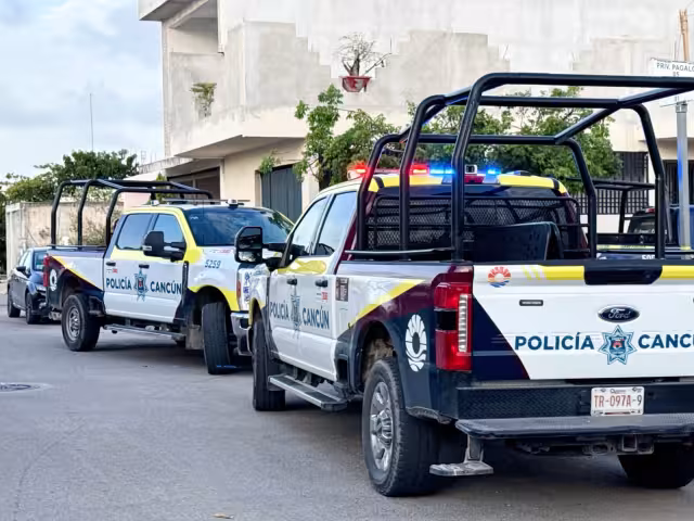 Elementos policiacos llegaron en sus unidades al lugar de los hechos.