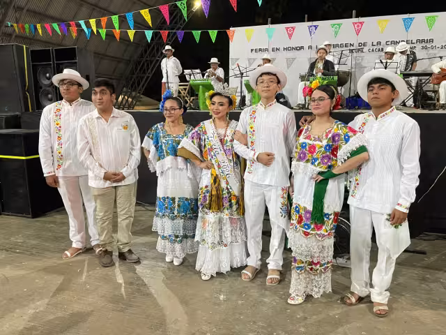 La embajadora Mía Alexandra Rosado Sarabia recibió la banda.