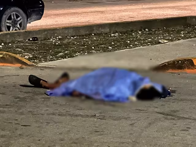 Los visitantes al tianguis salieron huyendo al escuchar los balazos