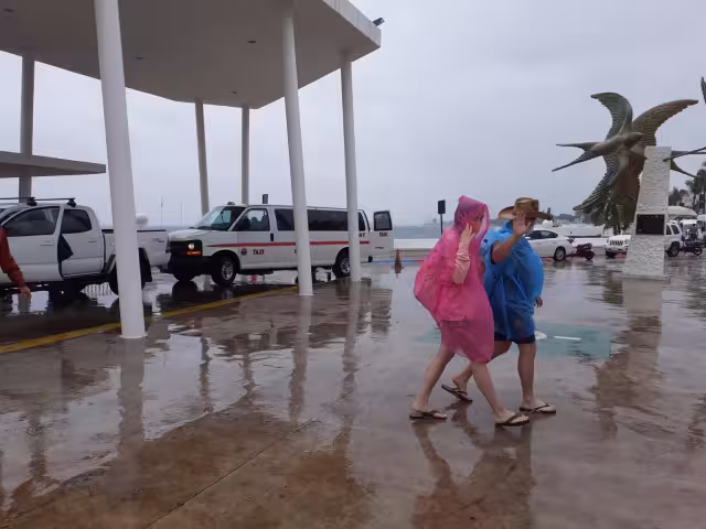 El clima lluvioso y los fuertes vientos afectan a la navegación en Cozumel