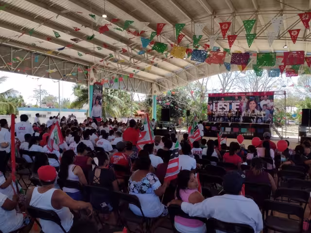 El evento, previsto para iniciar a la 1:00 de la tarde en Carrillo Puerto, presentó un atraso, ya que la candidata del PRI a la gubernatura de Quintana Roo, no ha llegado