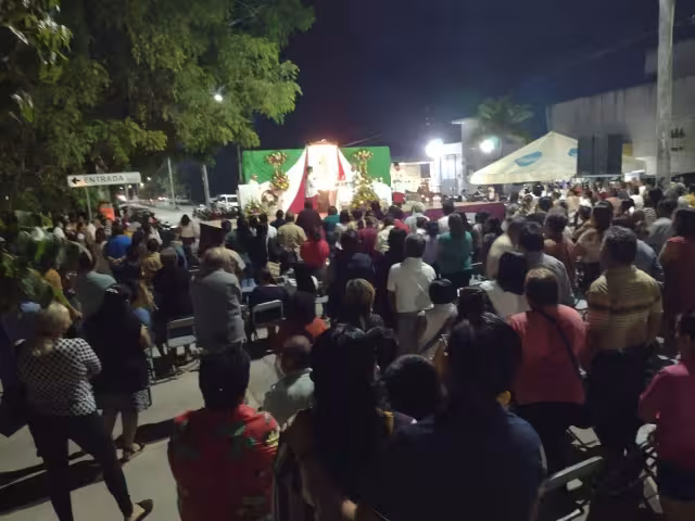 A la Capilla de Guadalupe, en Isla Mujeres, asistieron cientos de católicos y turistas, quienes vivieron la devoción mexicana