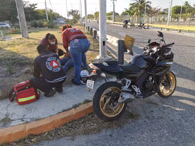 Un motociclista sufrió un aparatoso accidente en la glorieta del Chechén en Campeche