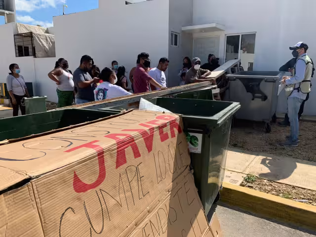 Los manifestantes mostraron cómo construían las casas del fraccionamiento Kuzamil en su cuarta etapa en Cancún