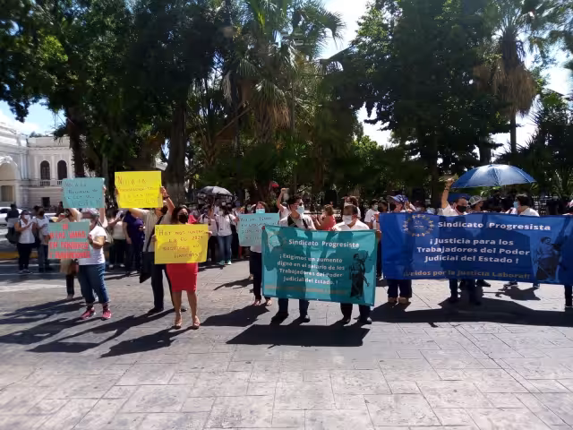 Se reunieron en la Plaza Grande de Mérida por la nueva reforma de jubilación del ISSTEY