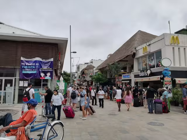 Los turistas indicaron que tuvieron que esperar el acceso a la terminal de autobuses de Playa del Carmen bajo la lluvia