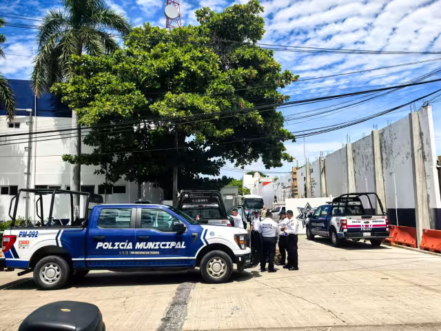 Policías municipales retrasaron cambio de guardia en protesta por bono federal no entregado.