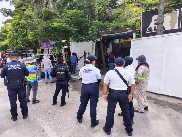 Vecinos respaldan operativo municipal para liberar área verde cercada