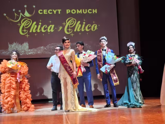 Jana Domínguez y Alan Lizárraga fueron coronados como embajadores del Cecytec en Hecelchakán.